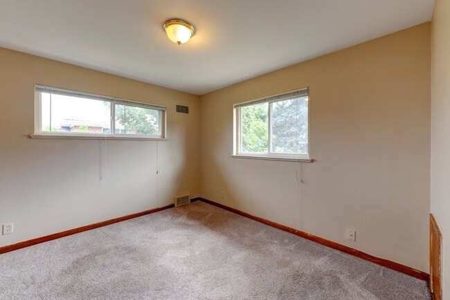 Building Photo - 4 Bed 2 Bath Close To UC Medical Center