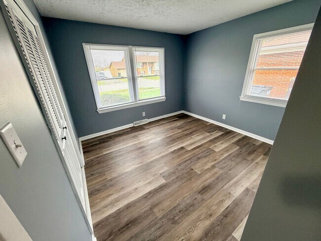 Building Photo - 1134 Oakwood Dr