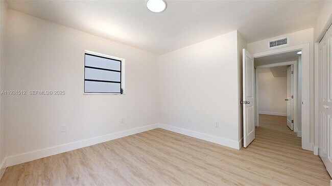 Building Photo - 1676 W 42nd St