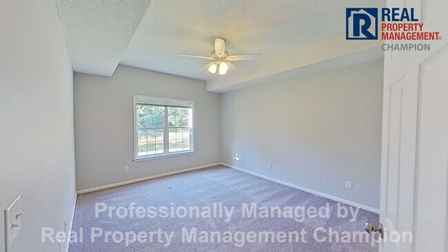 Building Photo - Ground Level Condo with Community Pool