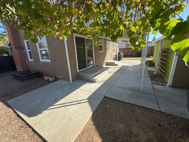 Building Photo - 2 bedroom | 1 bathroom | Tahoe Park single...