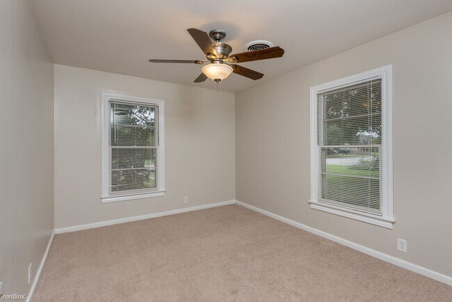 Building Photo - 301 Francis Dr
