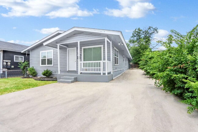 Building Photo - Charming and Spacious 4 Bedroom Home with ...