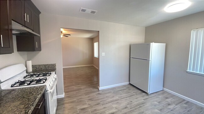 Building Photo - 119 E Amador St