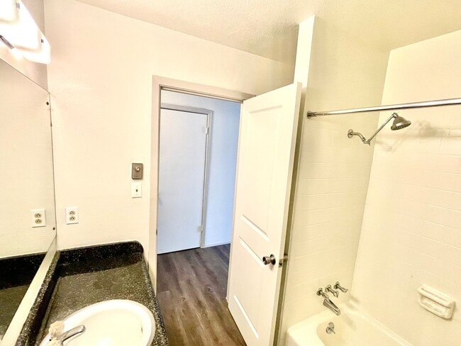 Building Photo - Two-story 1/1.5 Apt in Northeast Austin - ...