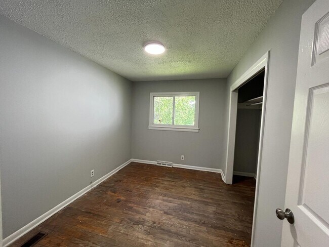 Building Photo - 2321 Stroller Ave