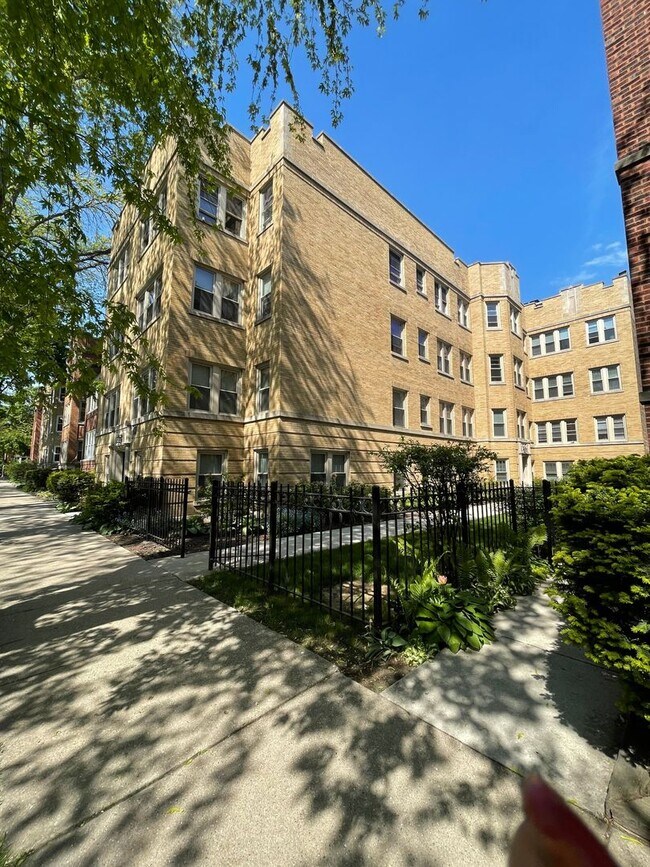 Primary Photo - Renovated Studio in Heart of Rogers Park LUC