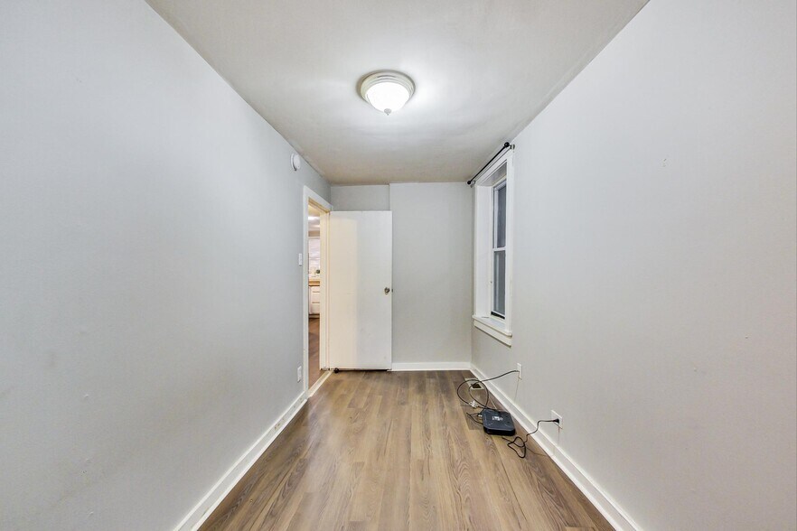 Building Photo - 3554 N Wilton Ave