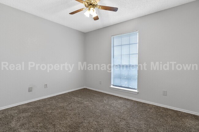 Building Photo - Charming Home in Established Community