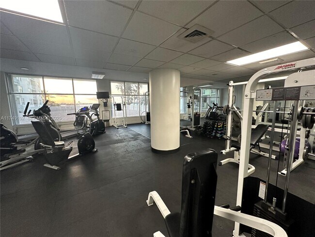 Building Photo - 10350 W Bay Harbor Dr