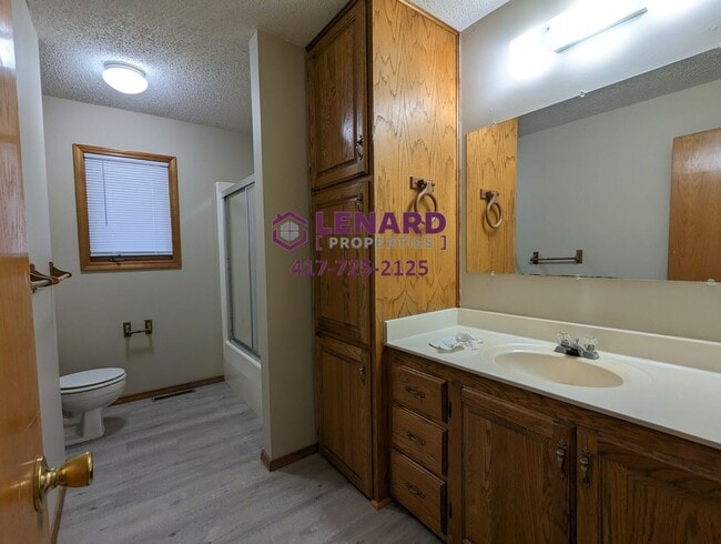Building Photo - 3 Bedroom Home Ready for Move In!