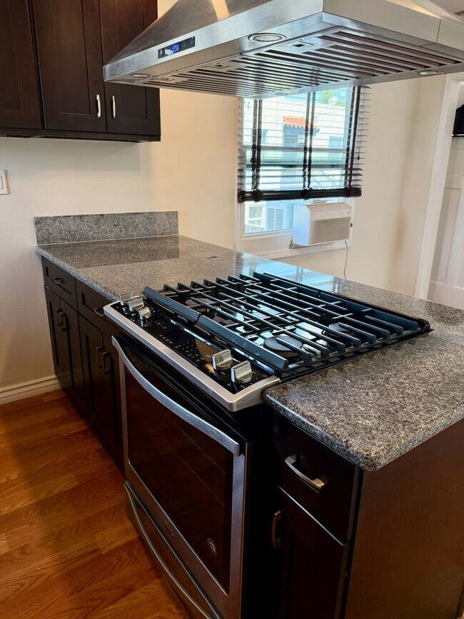 Building Photo - 203B