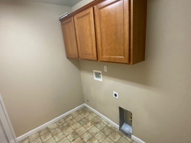 Building Photo - Condo with new paint and carpet! Access to...