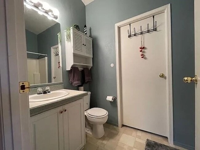 Building Photo - PENDING 3 Bdrm, 2 Bath Furnished Home in O...