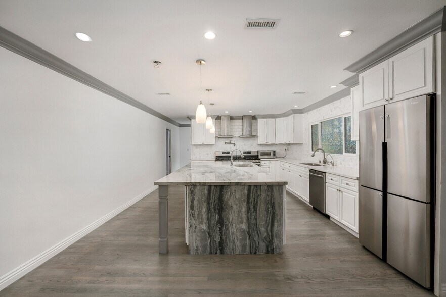 Building Photo - 6059 Vantage Ave