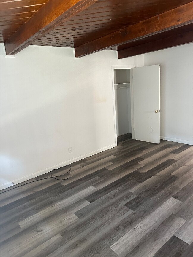 Building Photo - 590 Denslowe Dr