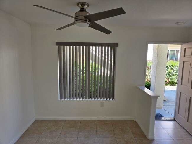 Building Photo - Vibrant 2 bedroom/2 bath condo in a great community with quick access to main commuter arteries