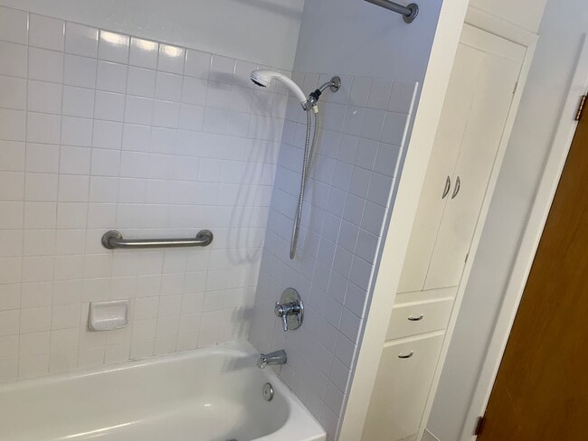 Building Photo - 3 Bedroom, 1.5 Bath House in Pacific Terrace neighborhood