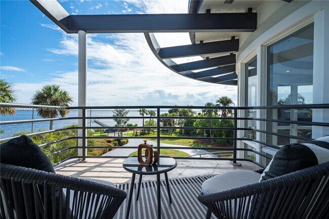 Building Photo - 2827 S Indian River Dr