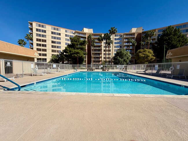 Building Photo - Gorgeous 2bedroom with amazing city views!