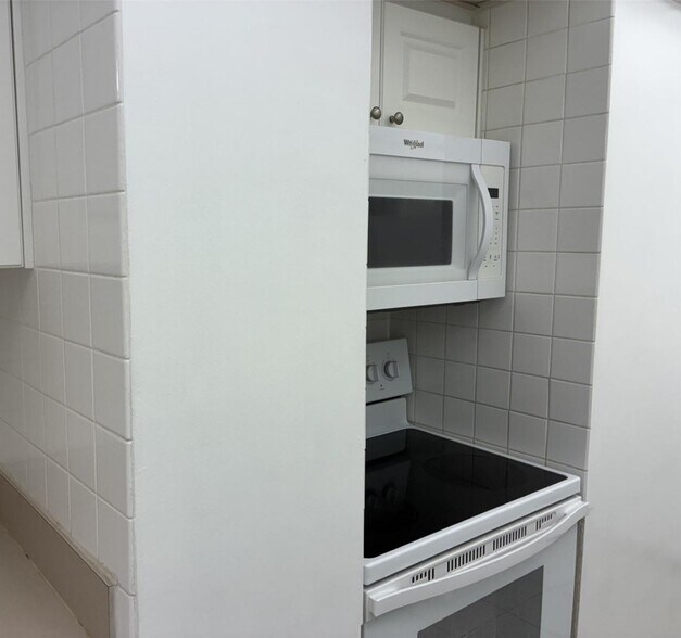 Building Photo - 1000 West Ave