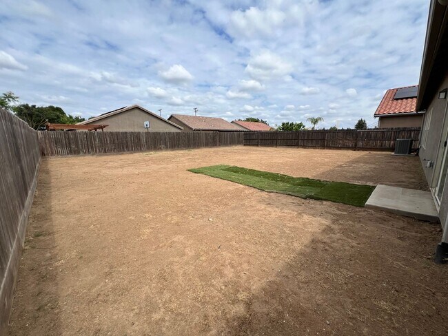 Building Photo - 3 Bedroom 2 bath Fresno home