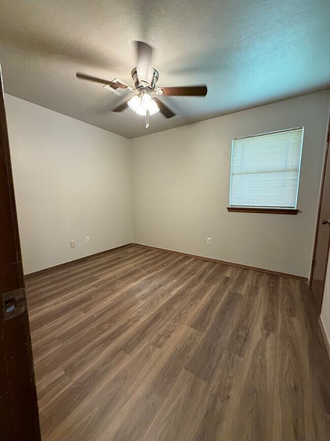 Building Photo - Complete new remodel 3-2-2 home off Broadway in the heart of Moore!