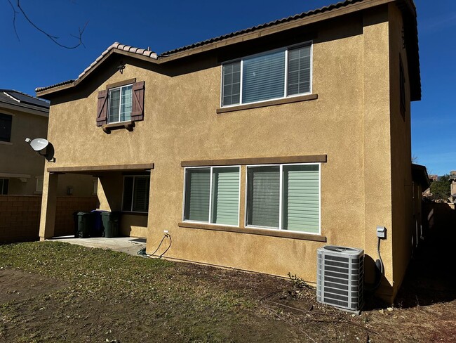 Building Photo - Beautiful 4 bedrooms, 3 bath home in Fontana