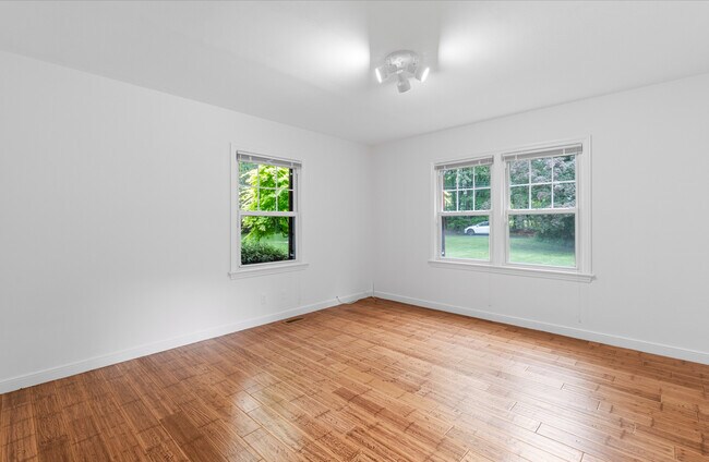 Building Photo - 190 E Rocks Rd