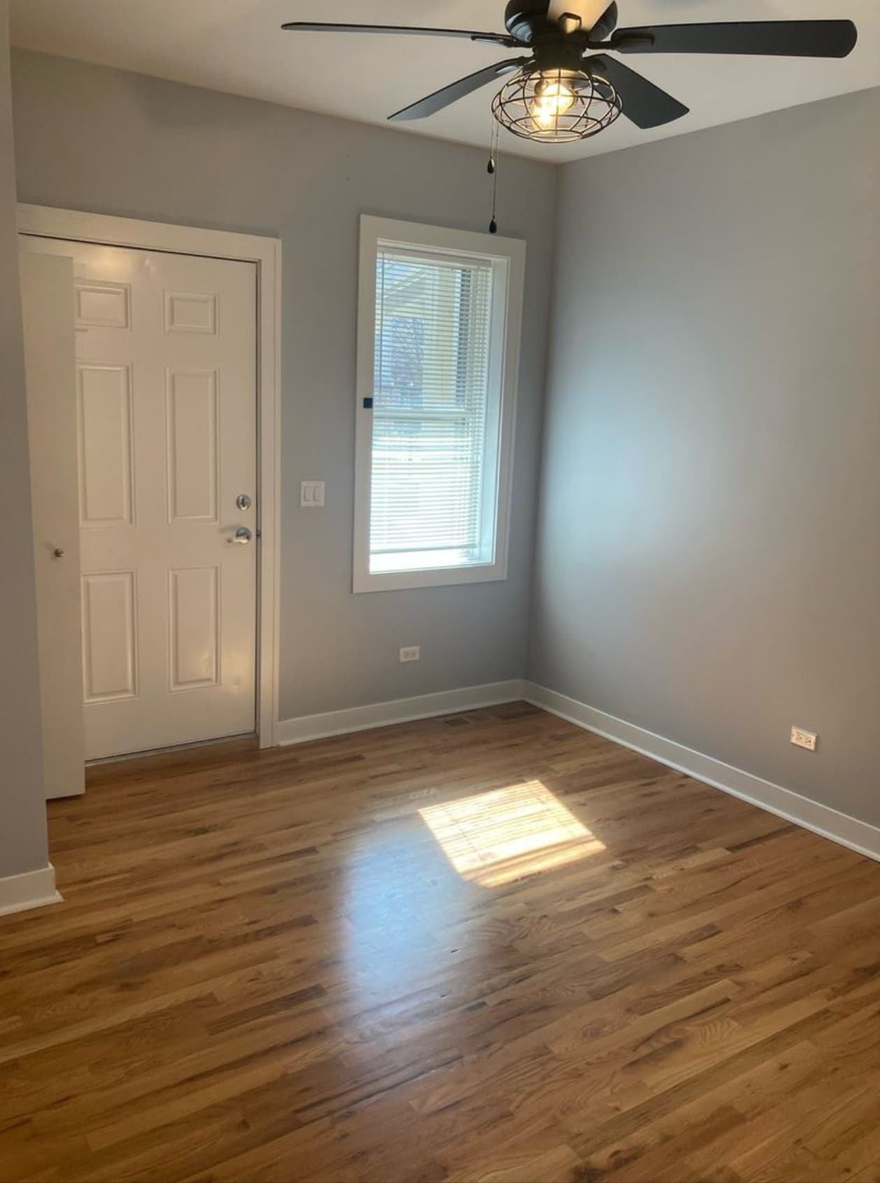 Building Photo - 1929 W Montrose Ave