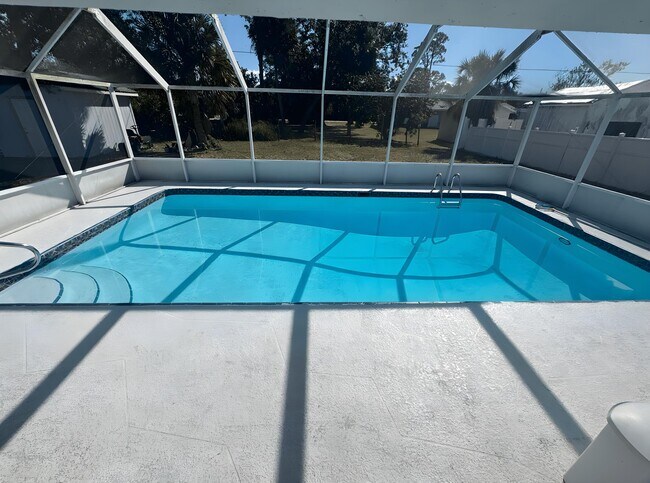 Building Photo - 2346 Lakeshore Cir