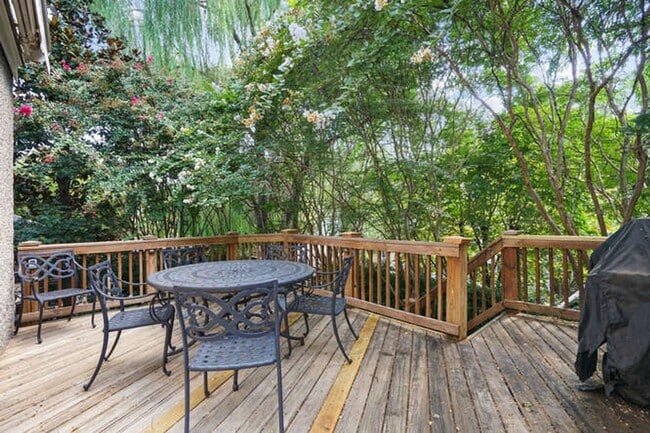 Building Photo - Cleveland Park 4 Bedroom plus den, 3.5 Bath