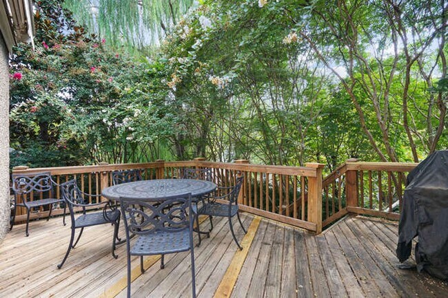 Building Photo - Cleveland Park 5 Bedroom, 3.5 Bath