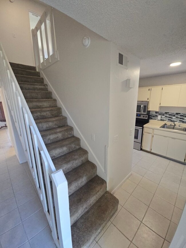 Building Photo - 2-Bedroom, 2-Bathroom Condo in Land O' Lakes