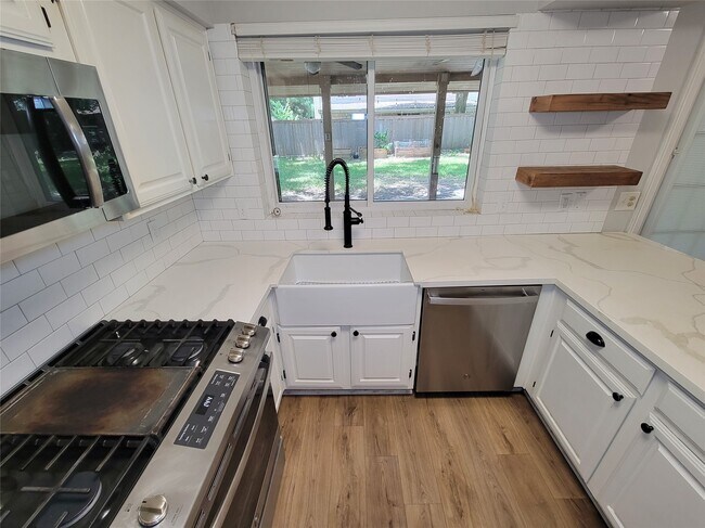 Building Photo - 8123 Sunny Ridge Dr