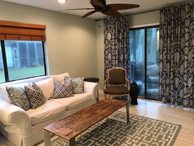 Building Photo - 2BD/2.5BA - TOWNHOME IN MT PLEASANT - AVAI...