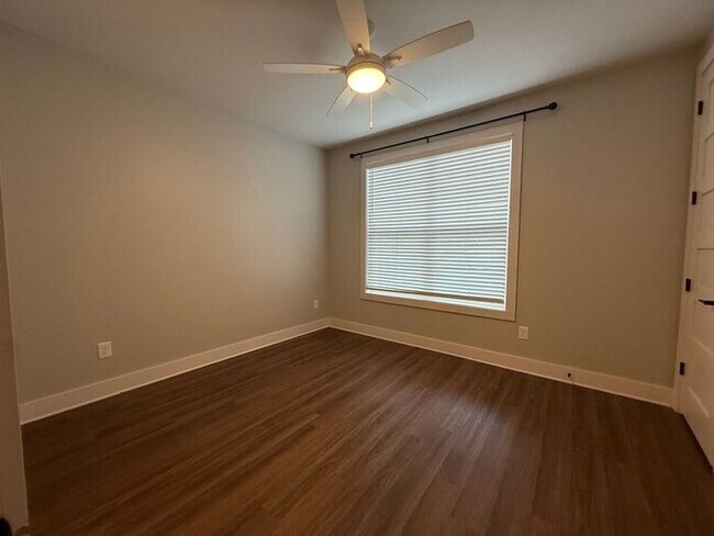 Building Photo - Modern 1 Bedroom Condo in the Heart of Melrose