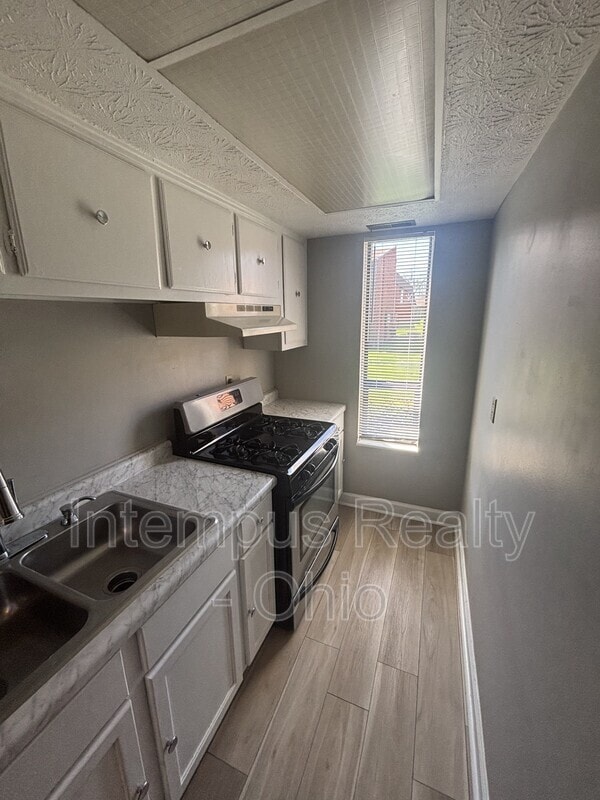 Building Photo - 10 King Arthur Ct