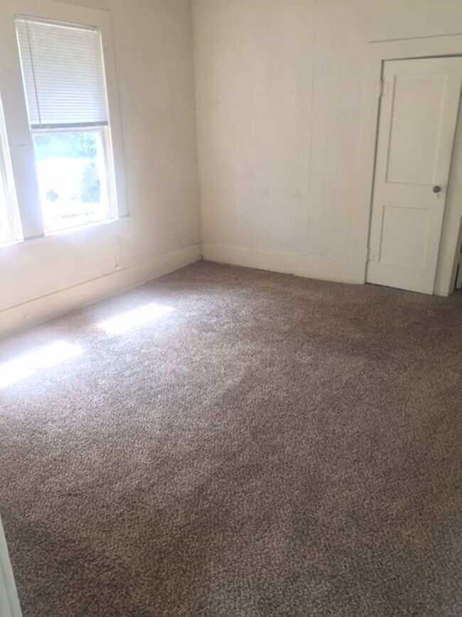 Building Photo - 2 BEDROOM 1 BATHROOM HOUSE WITH HUGE FENCED BACKYARD