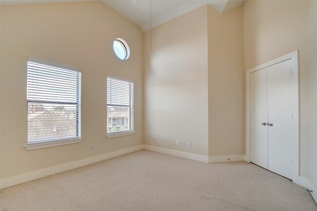 Building Photo - 5813 Darling St