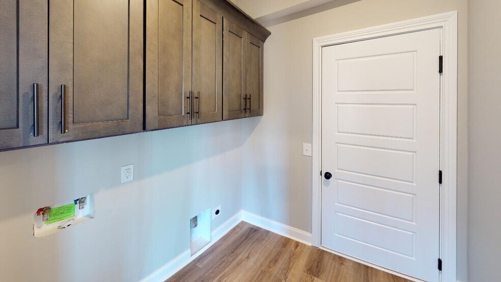 Building Photo - 221 Bluebell Dr