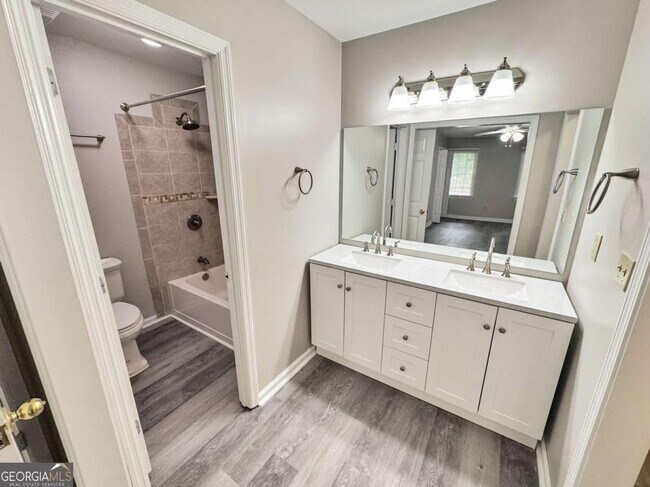 Building Photo - 4051 Coyte Dr
