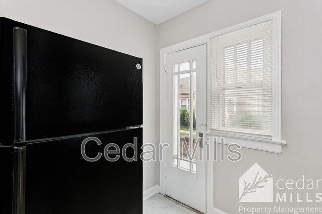 Building Photo - 405 N Hillside St