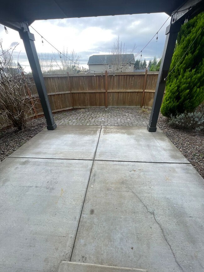 Building Photo - Beautiful 3 Bedroom on Large Corner Lot!