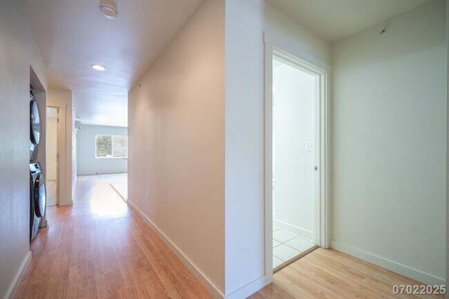 Building Photo - $3,200 | 3br/2ba Condominium in Sixty Parkside
