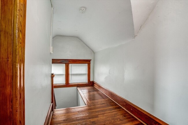 Building Photo - 908 E 31st St