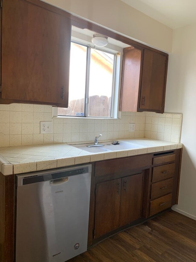 Building Photo - 3 bed 2 bath