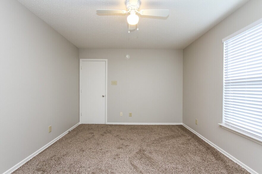 Building Photo - 2858 Ludwig Dr
