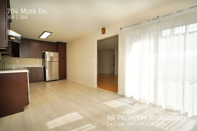 Building Photo - 704 Muir Dr