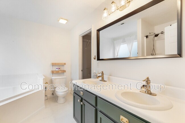 Building Photo - 1136 Paxton Dr